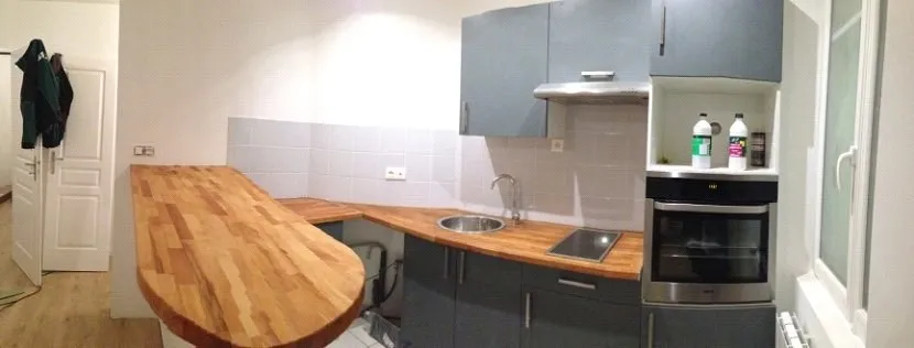 Cuisine de l’appartement refait, plan de travail en bois