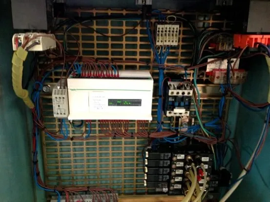 Armoire électrique après le changement d’un automate TSX 17 par un Zelio