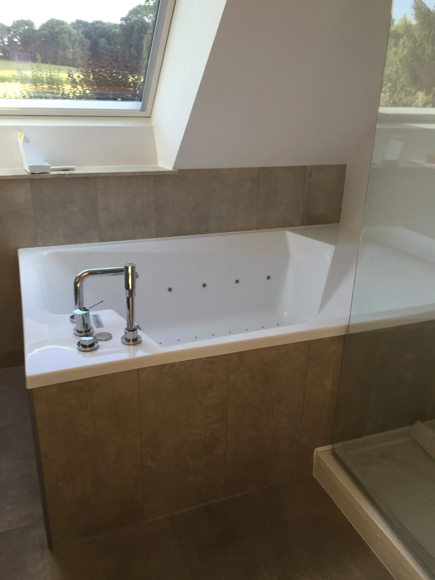 Baignoire balnéo habillée de carrelage