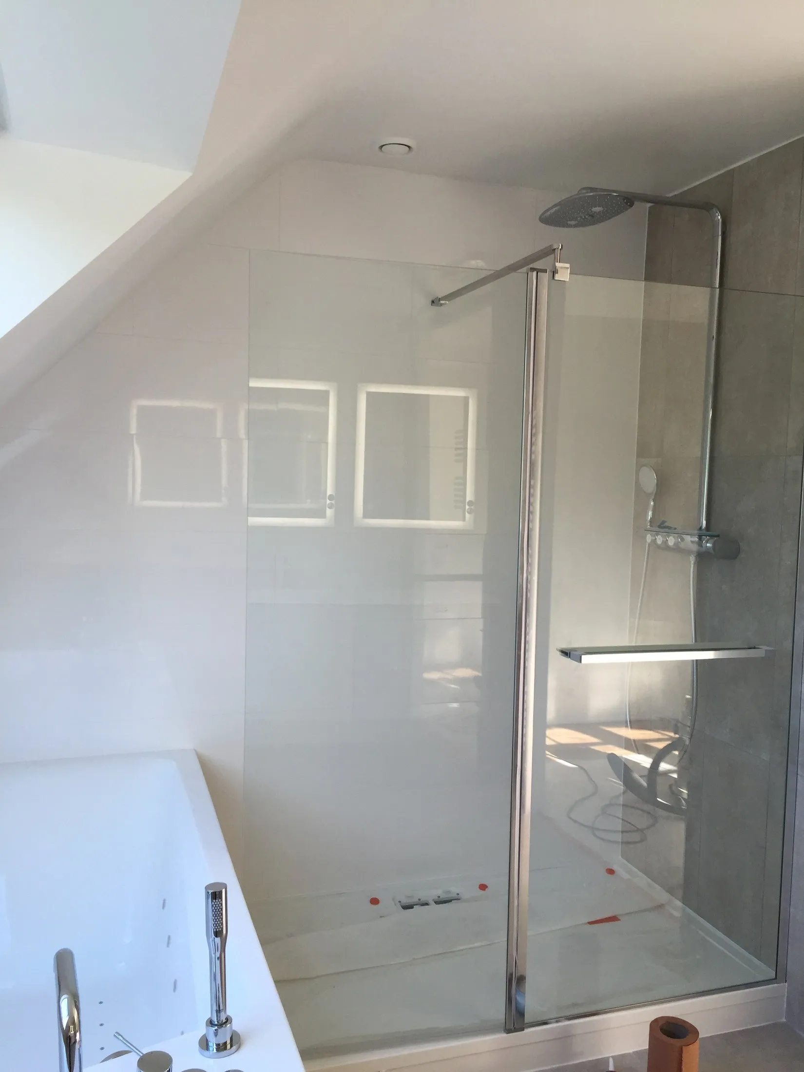 Douche avec paroi vitrée