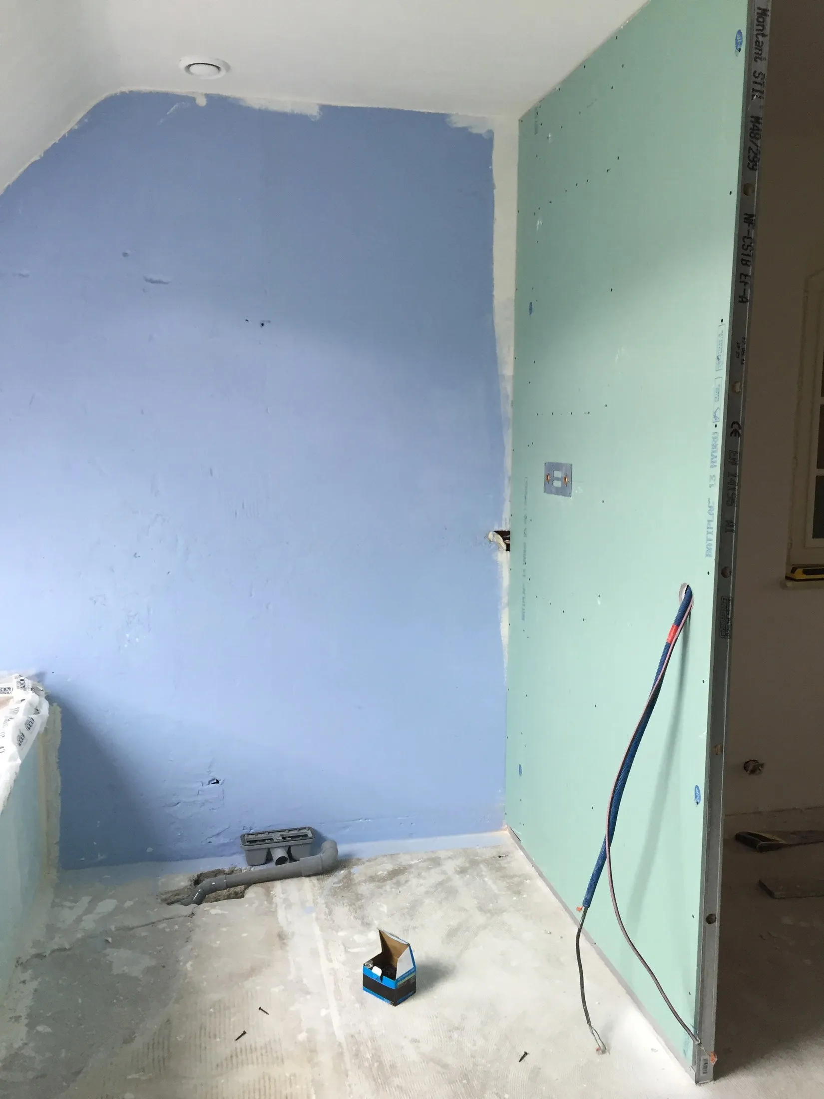 Préparation de la douche, cloisons en plaques de plâtre