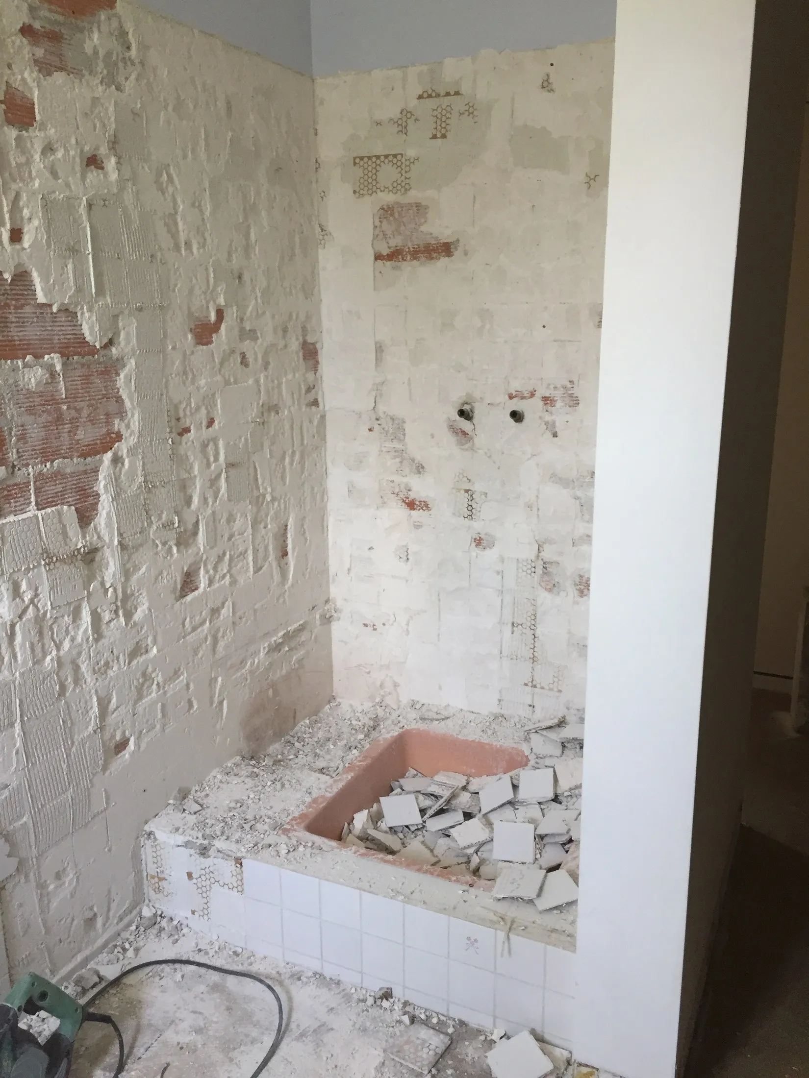 Douche avant rénovation : carrelage déposé, receveur démoli
