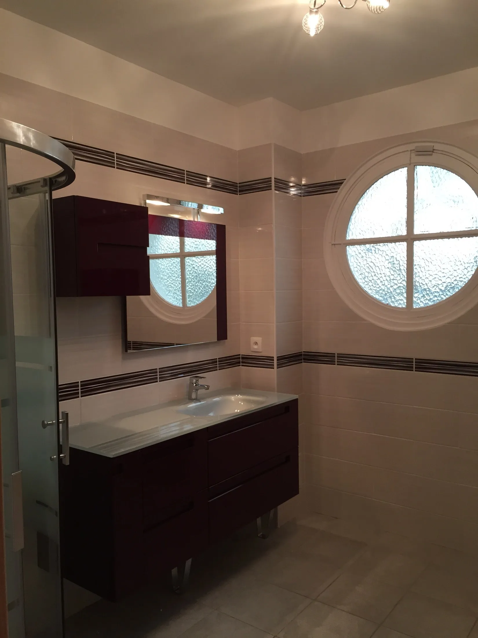Salle de bain refaite par MVM, avec meuble vasque et hublot